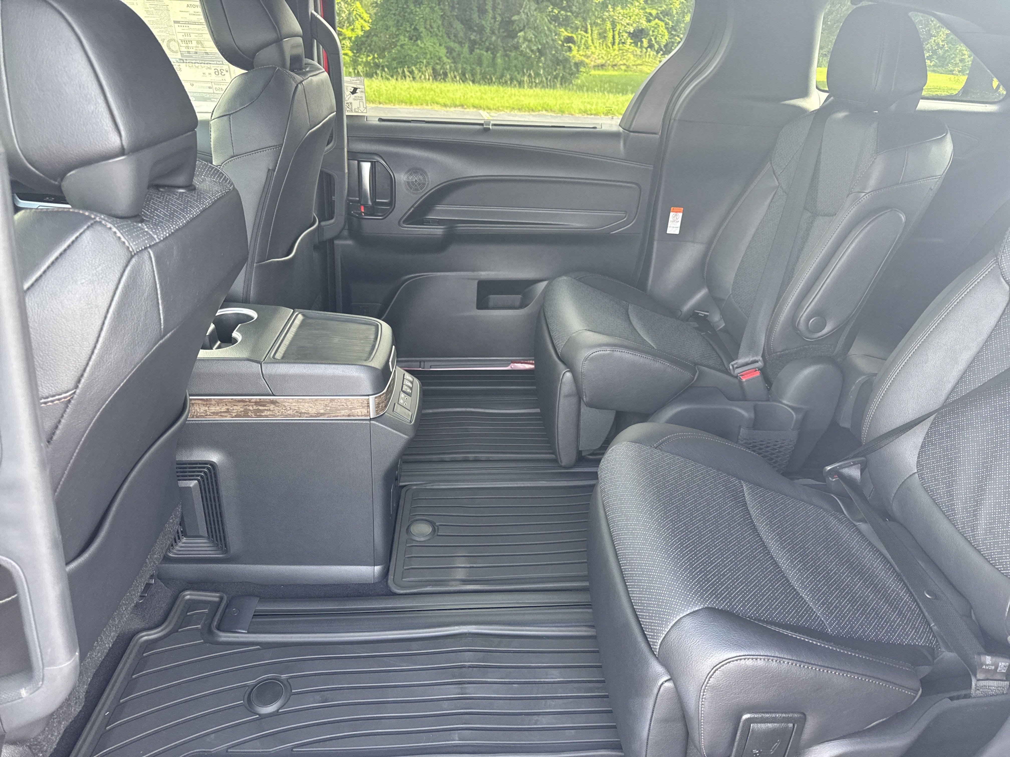 New 2025 Toyota Sienna Platinum FWD image 26