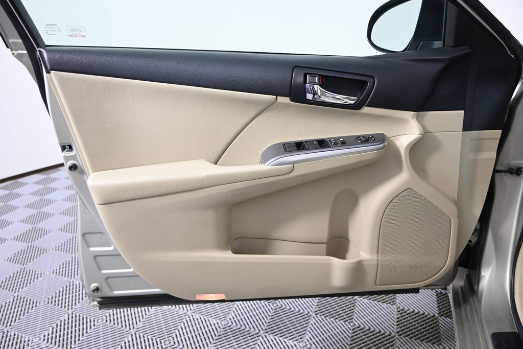Used 2014 Toyota Camry LE image 18