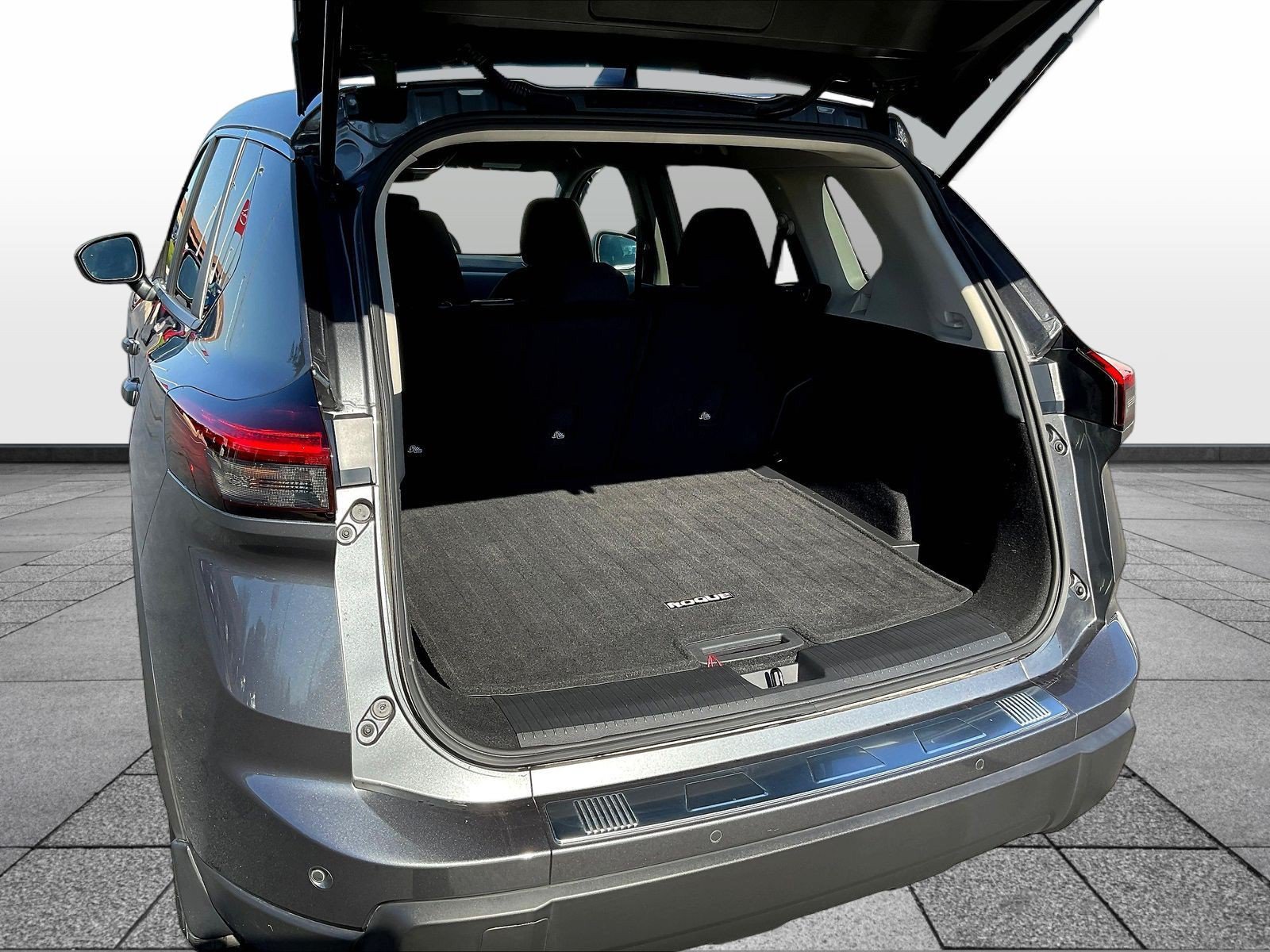Used 2024 Nissan Rogue S AWD/4WD image 9
