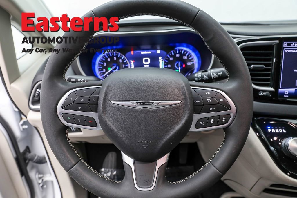 Used 2024 Chrysler Pacifica Touring-L image 10