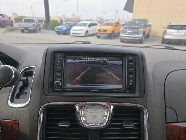 Used 2016 Chrysler Town & Country Touring-L image 17