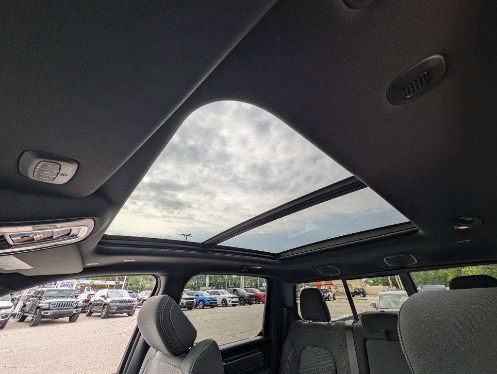 New 2026 RAM 1500 4x4 Crew Cab image 3