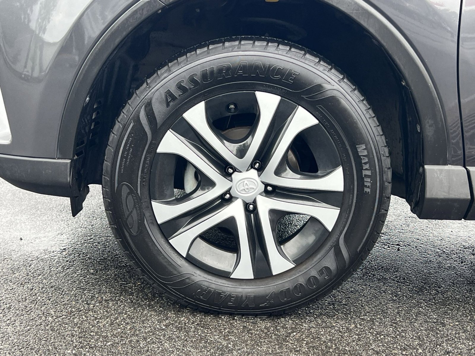 Used 2018 Toyota RAV4 LE w/ Carpet Mat Package FWD image 13