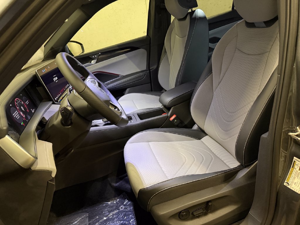 New 2026 Volkswagen Tiguan SE R-Line AWD/4WD image 11