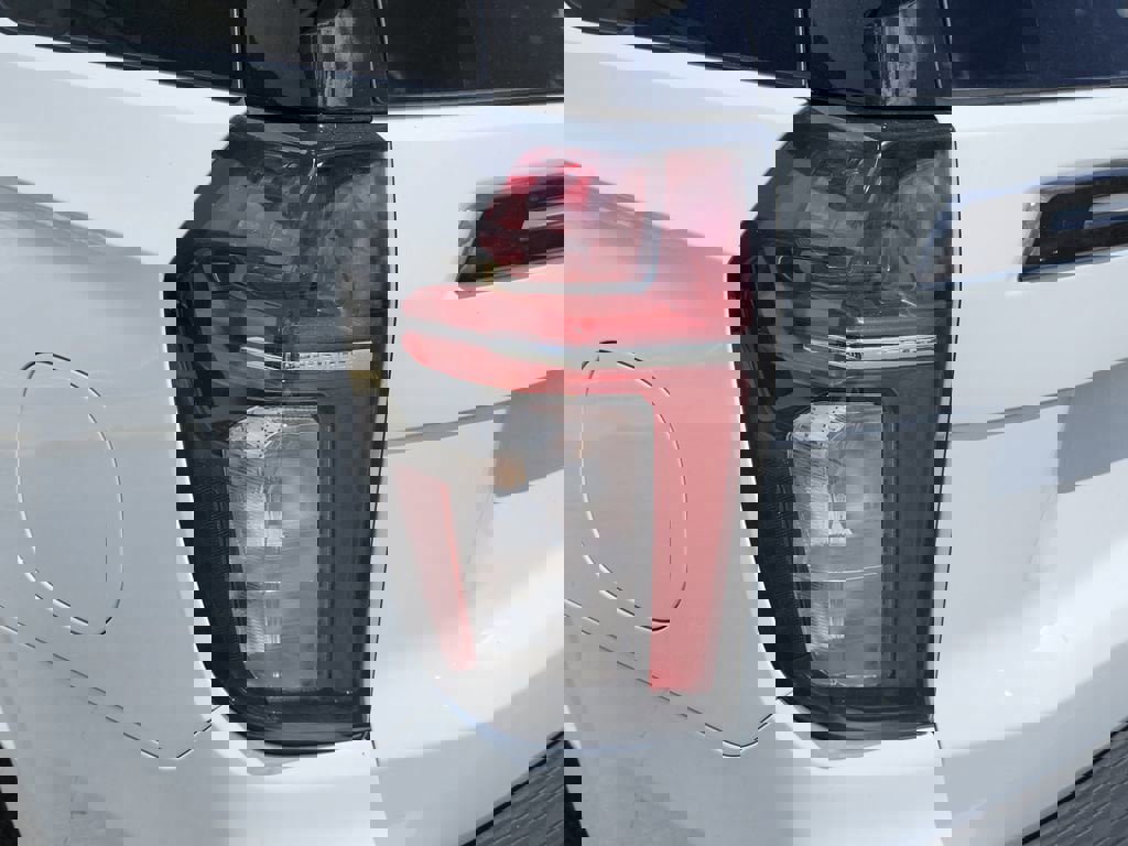 Certified 2022 Chevrolet Tahoe Z71 w/ Luxury Package AWD/4WD image 7