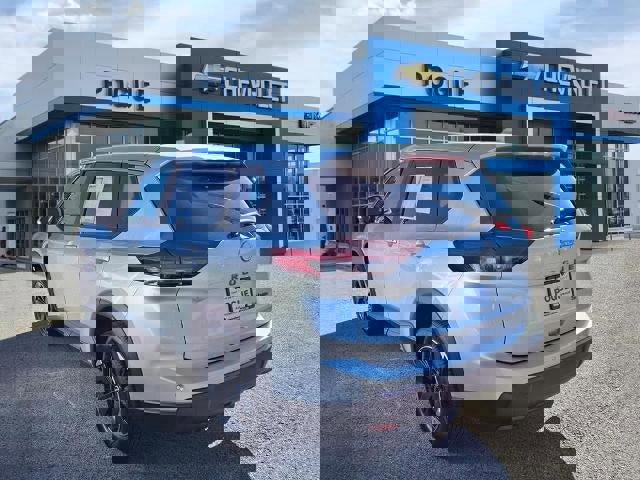 Used 2024 Nissan Rogue SV image 3