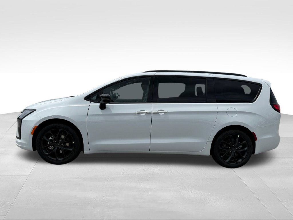 New 2027 Chrysler Pacifica Limited FWD image 2