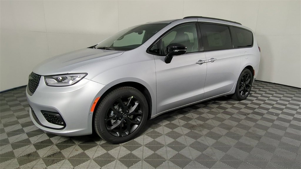New 2026 Chrysler Pacifica Limited w/ Uconnect Theater Family Group image 9