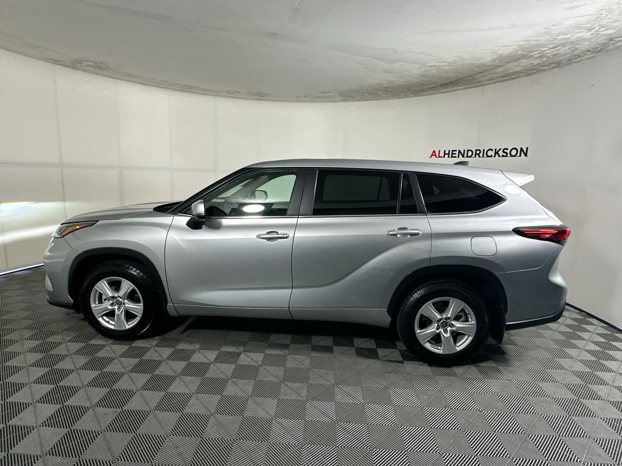 Used 2023 Toyota Highlander L image 6