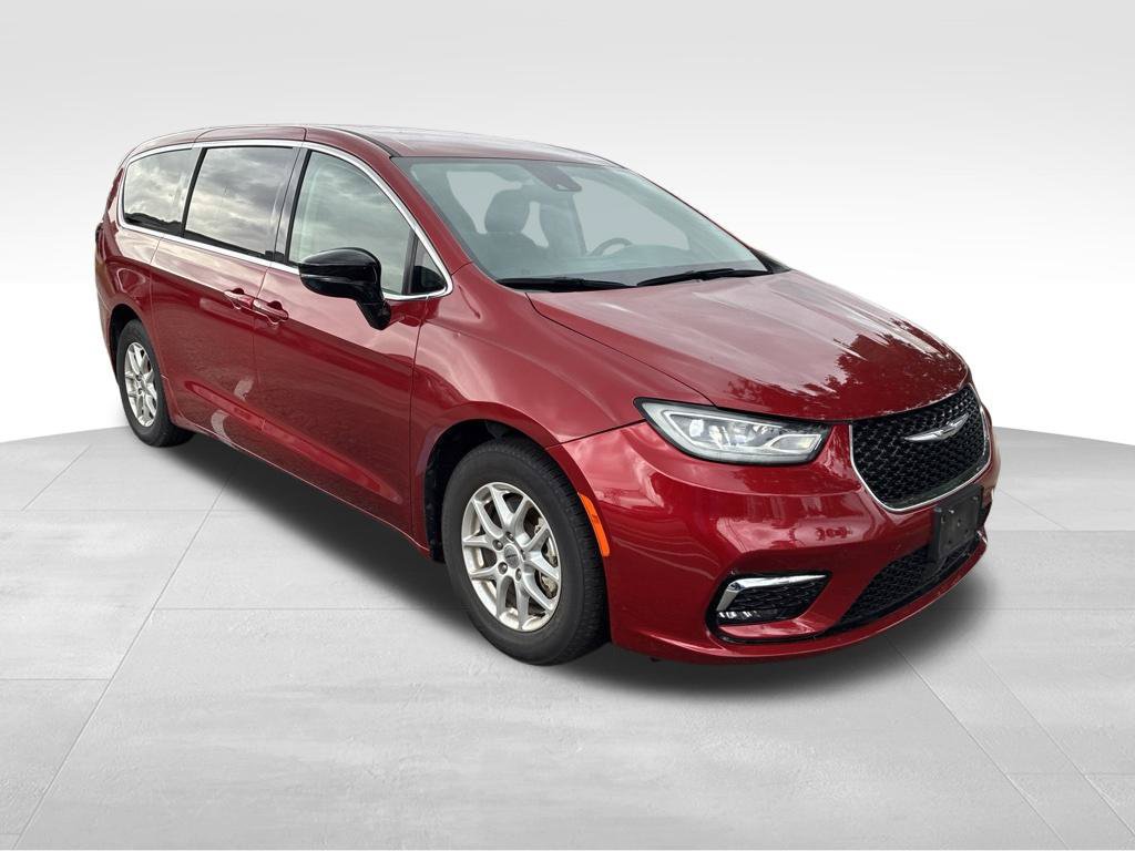 Used 2024 Chrysler Pacifica Touring-L FWD image 8