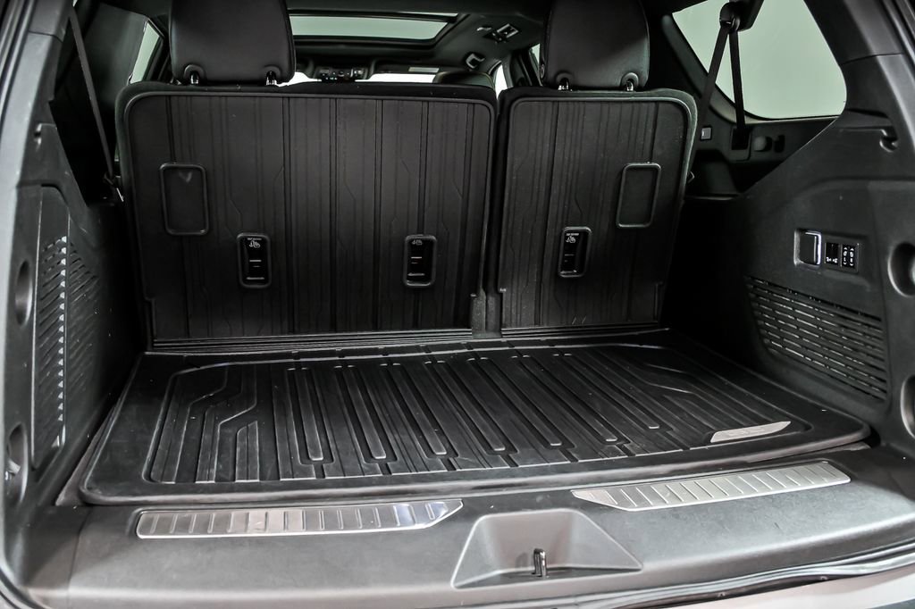 Used 2024 GMC Yukon XL AT4 w/ AT4 Premium Package AWD/4WD image 9