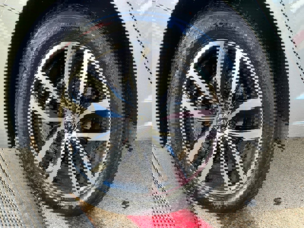 Used 2025 Volkswagen Jetta SE image 9