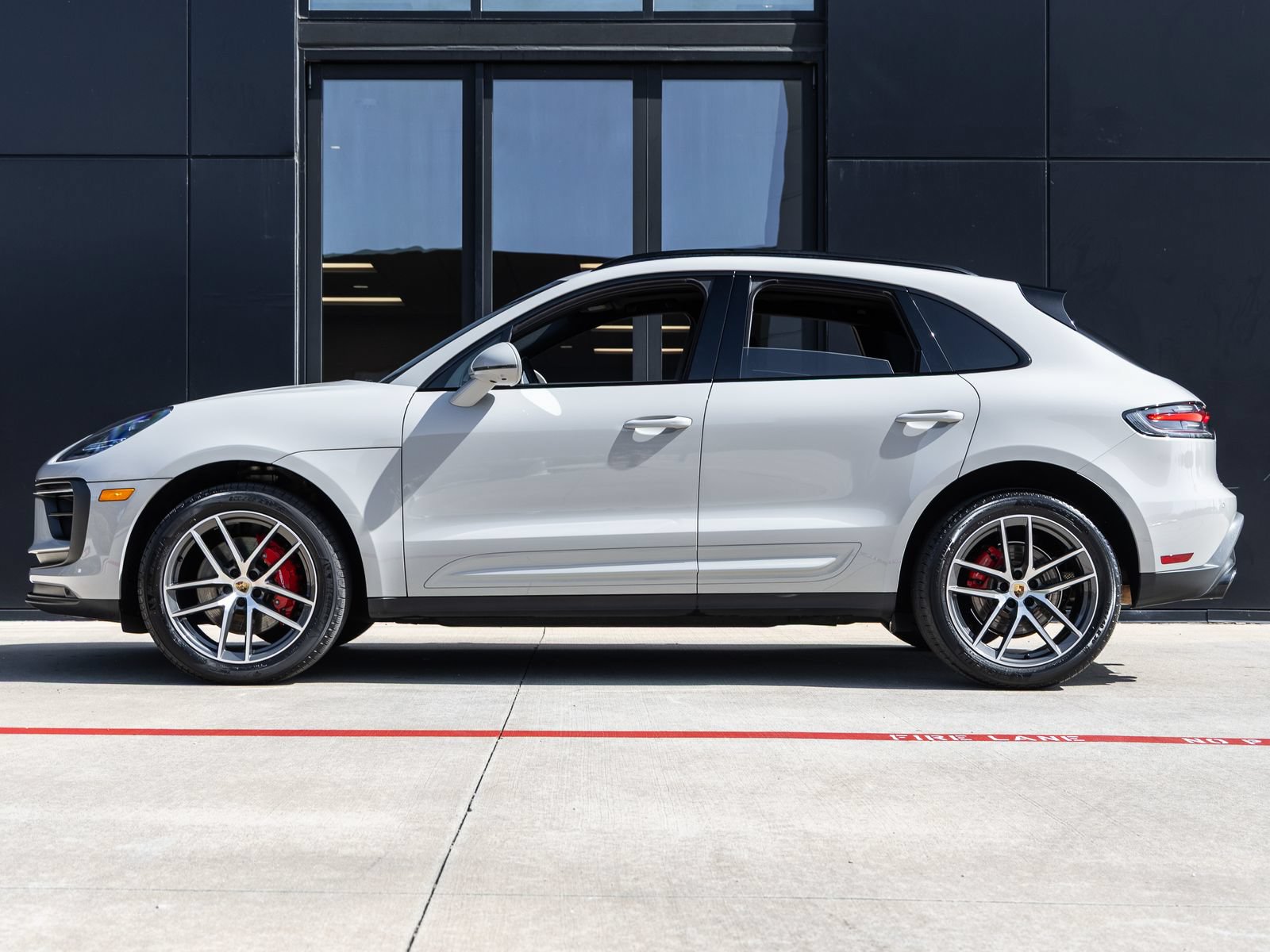 Certified 2024 Porsche Macan S AWD/4WD image 2