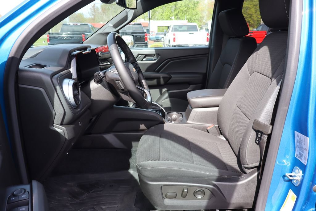 Used 2023 Chevrolet Colorado LT w/ LT Convenience Package II AWD/4WD image 4