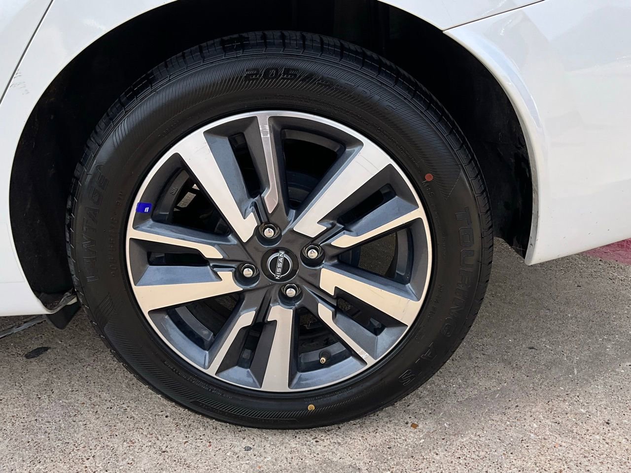 Used 2025 Nissan Versa SV image 9