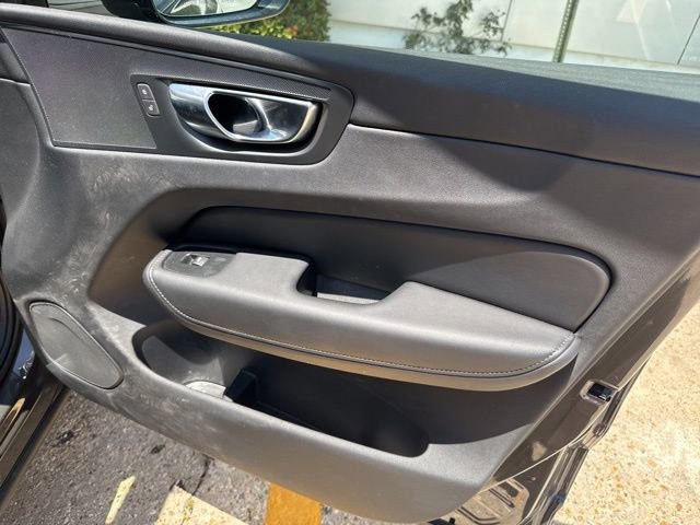 Used 2025 Volvo XC60 B5 Plus image 13
