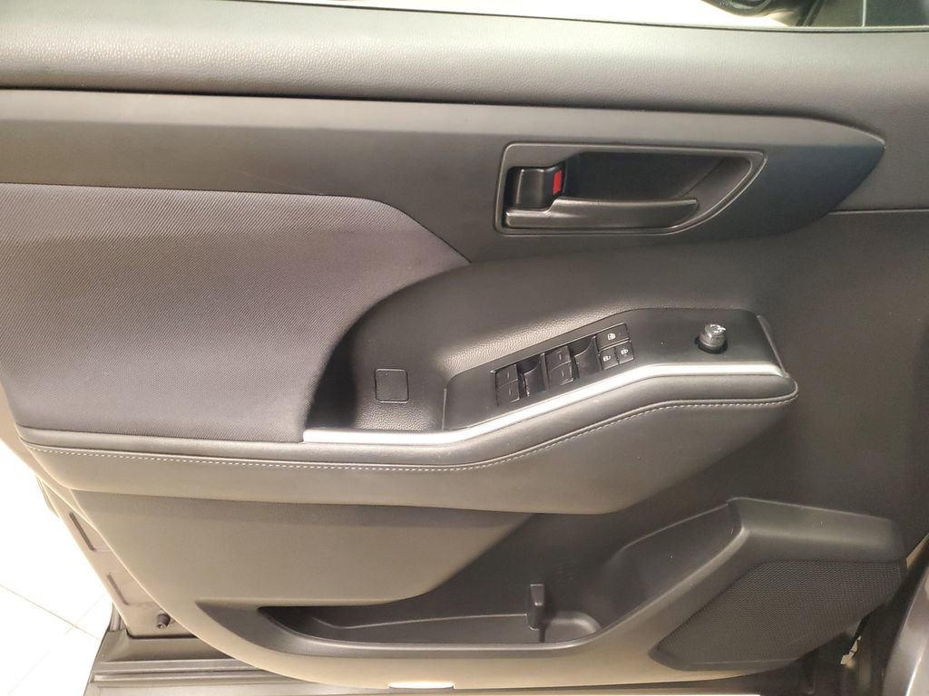 Used 2023 Toyota Highlander LE image 19