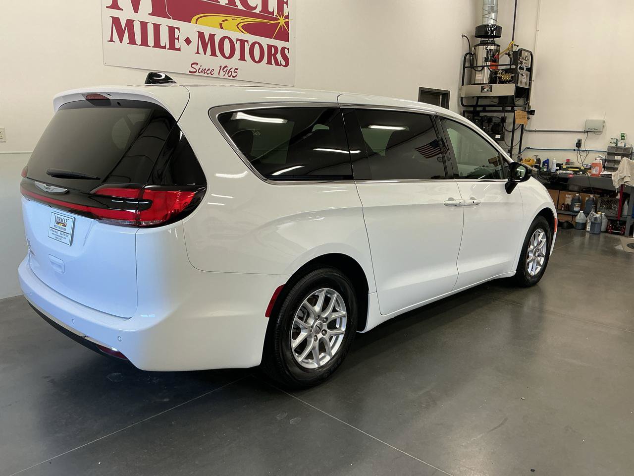 Used 2025 Chrysler Pacifica Select FWD image 7