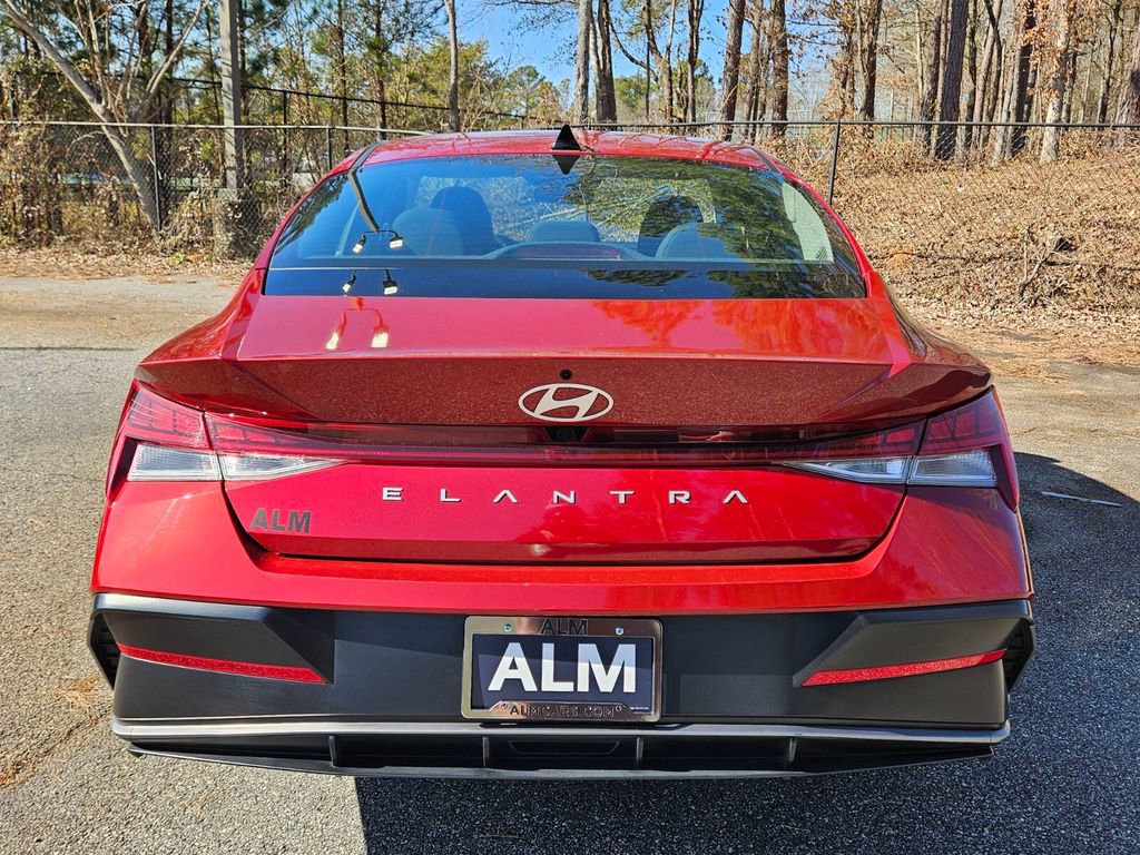 Used 2025 Hyundai Elantra SEL image 11