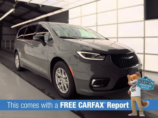 Used 2025 Chrysler Pacifica Select FWD image 2
