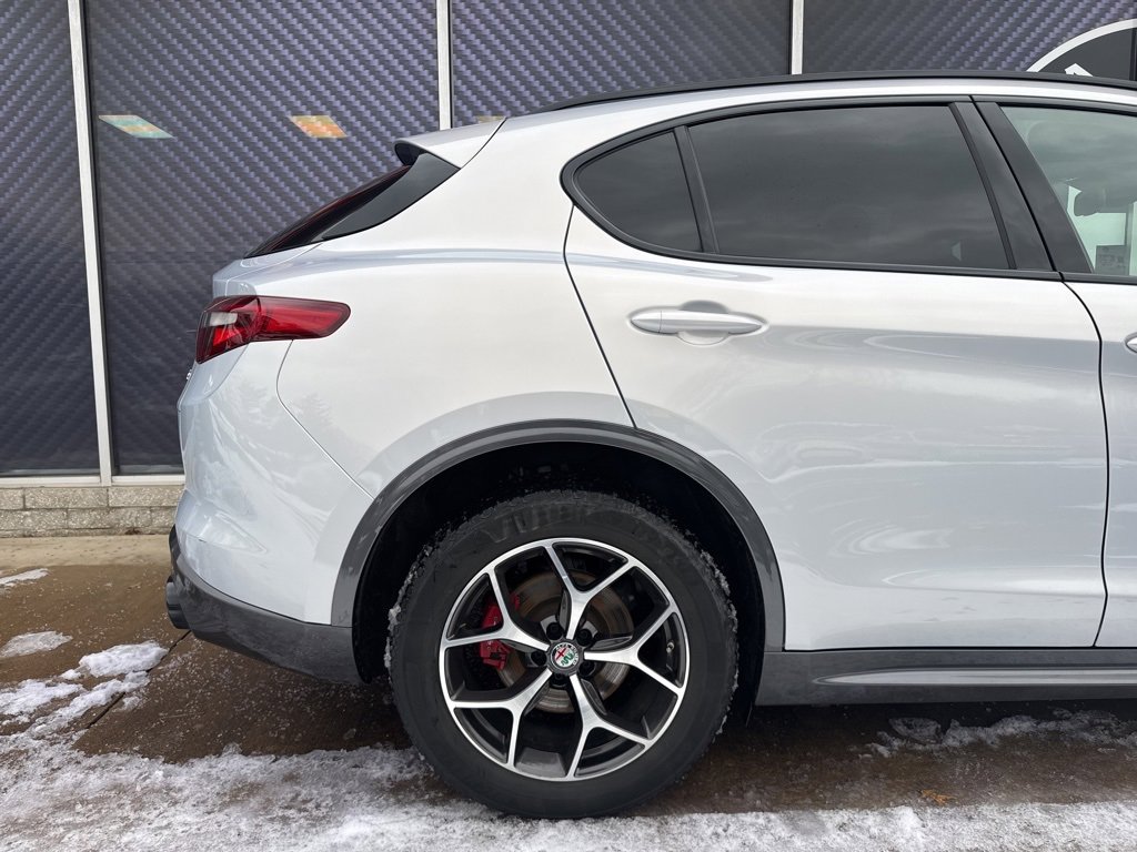 Used 2023 Alfa Romeo Stelvio Ti image 5