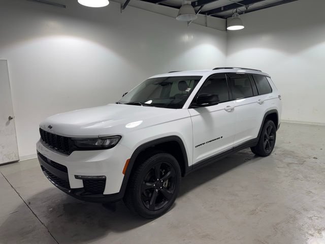 Used 2023 Jeep Grand Cherokee L Limited w/ Black Appearance Package AWD/4WD image 3
