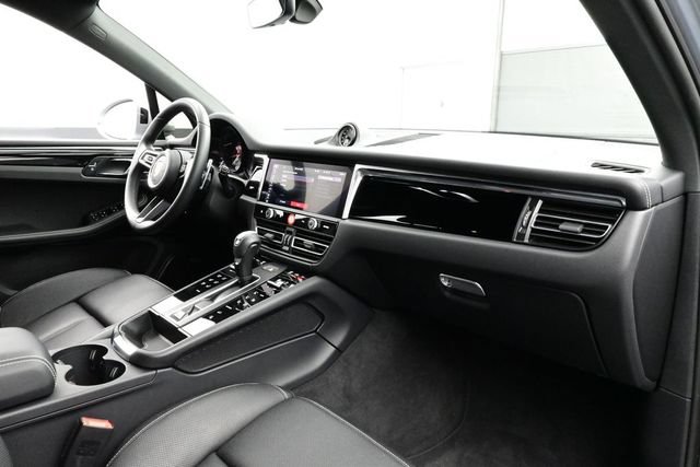 Certified 2025 Porsche Macan AWD/4WD image 19