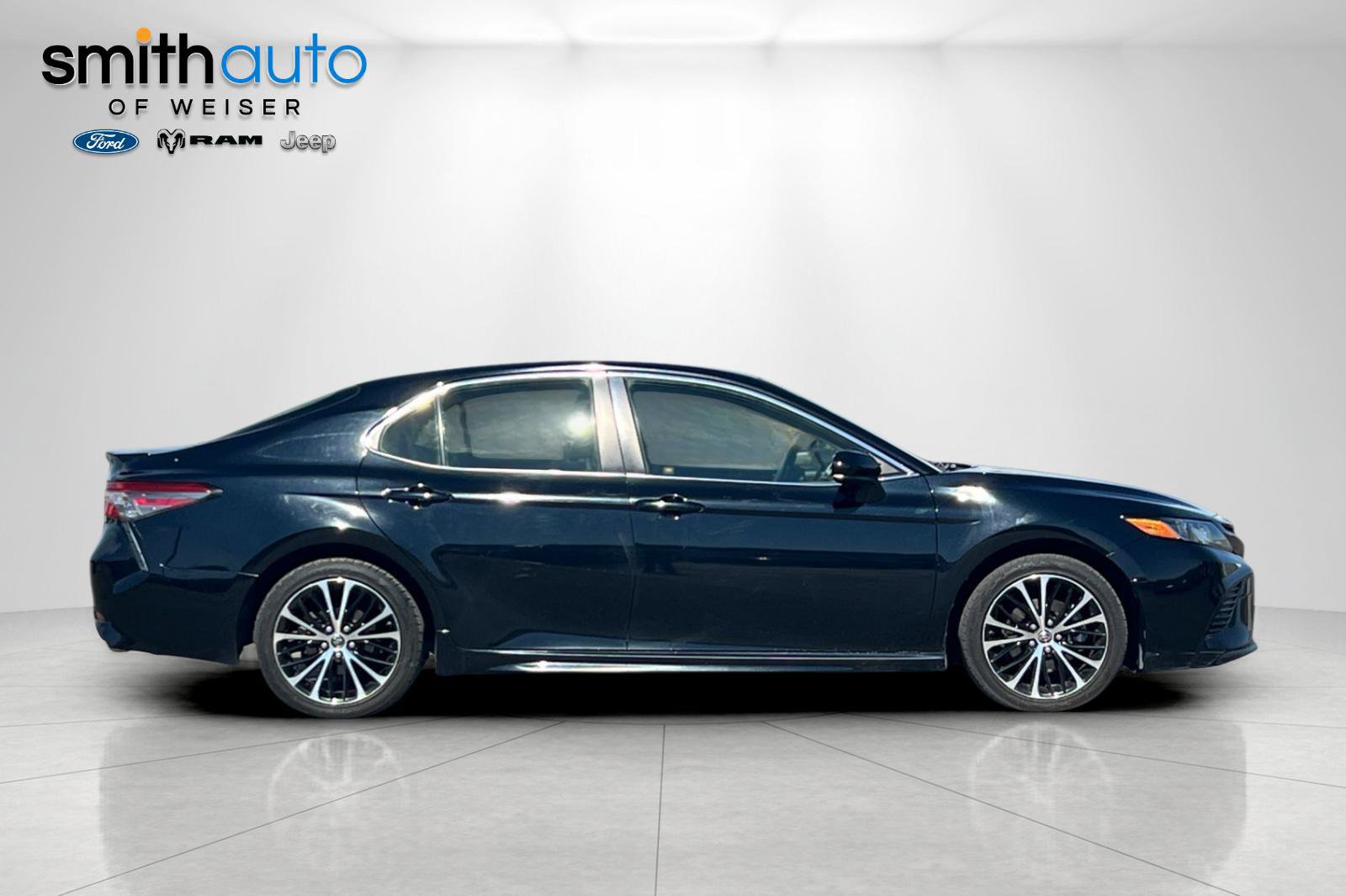 Used 2018 Toyota Camry SE FWD image 3