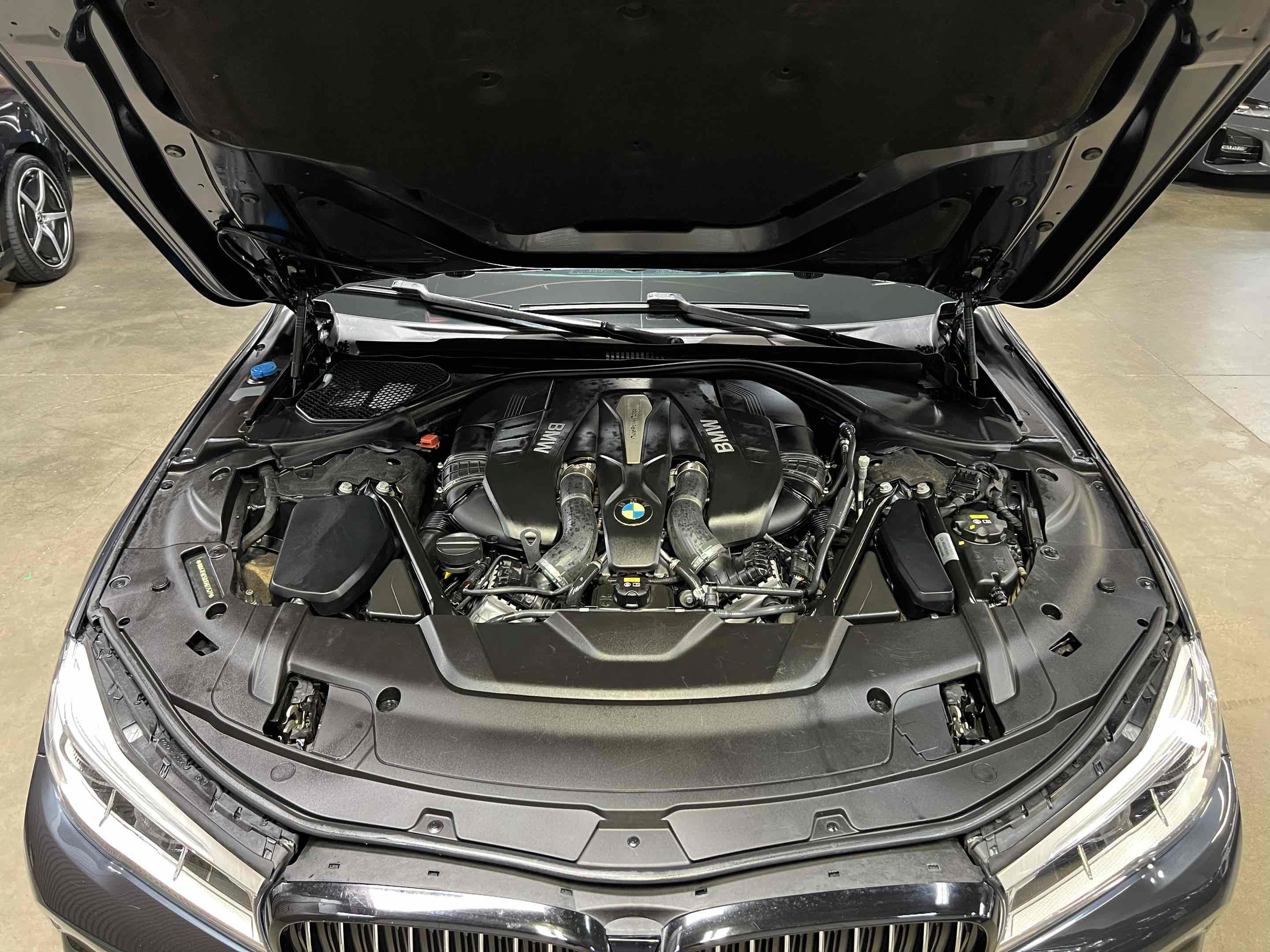 Used 2018 BMW 750i RWD image 32