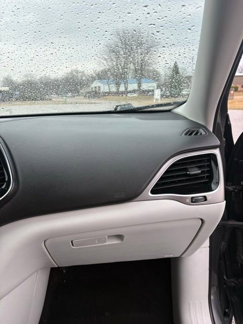 Used 2019 Jeep Cherokee Limited FWD image 33