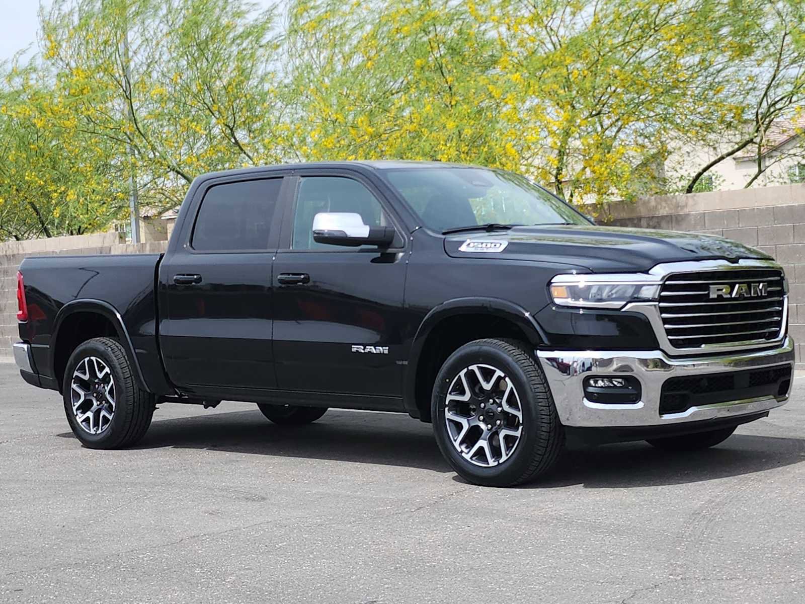 Used 2025 RAM 1500 Laramie AWD/4WD image 3
