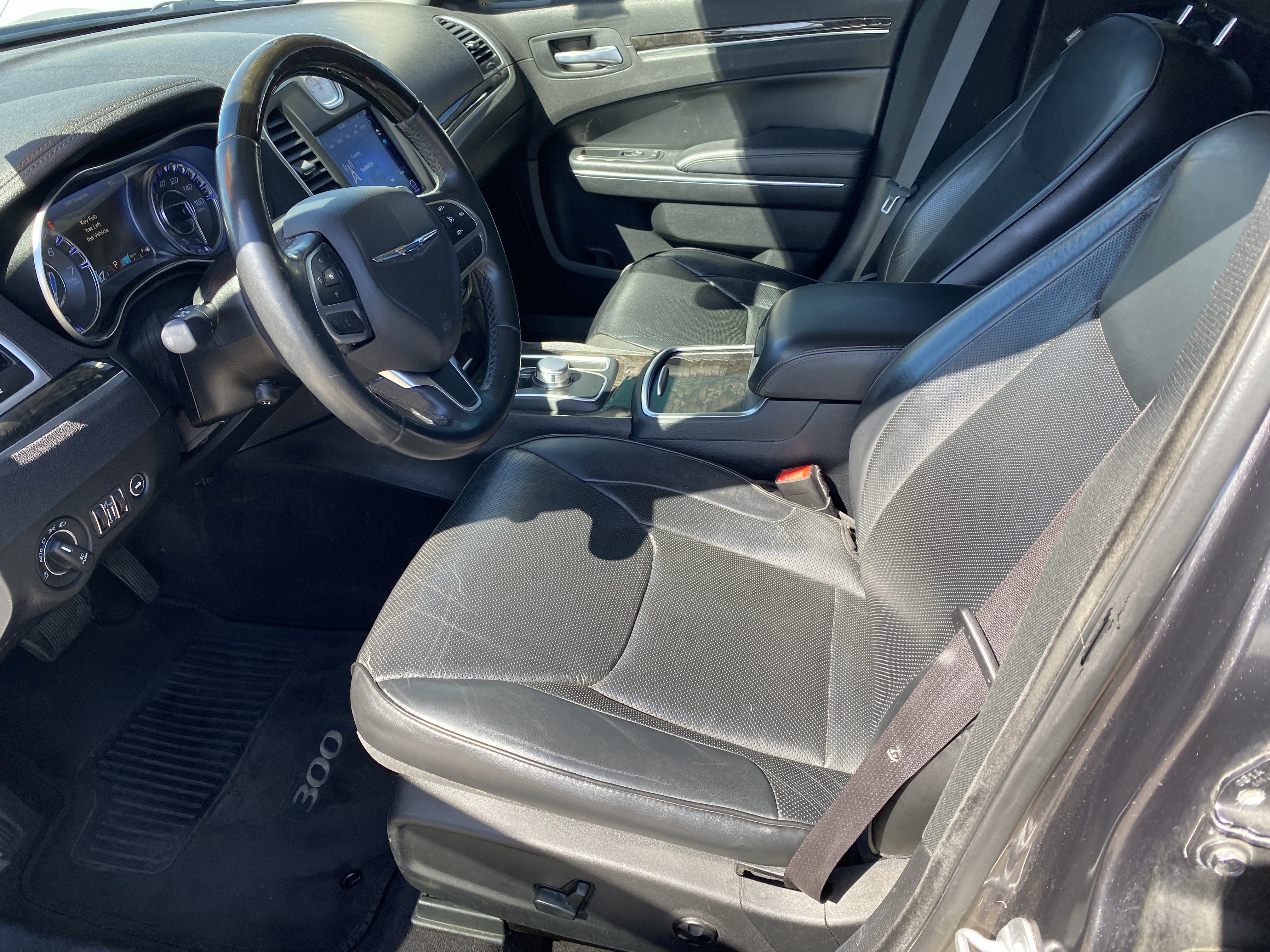 Used 2017 Chrysler 300 C RWD image 14