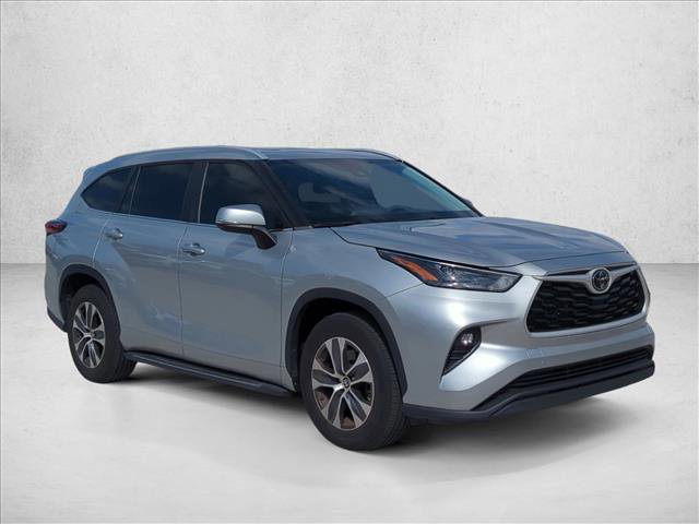 Used 2023 Toyota Highlander XLE image 3
