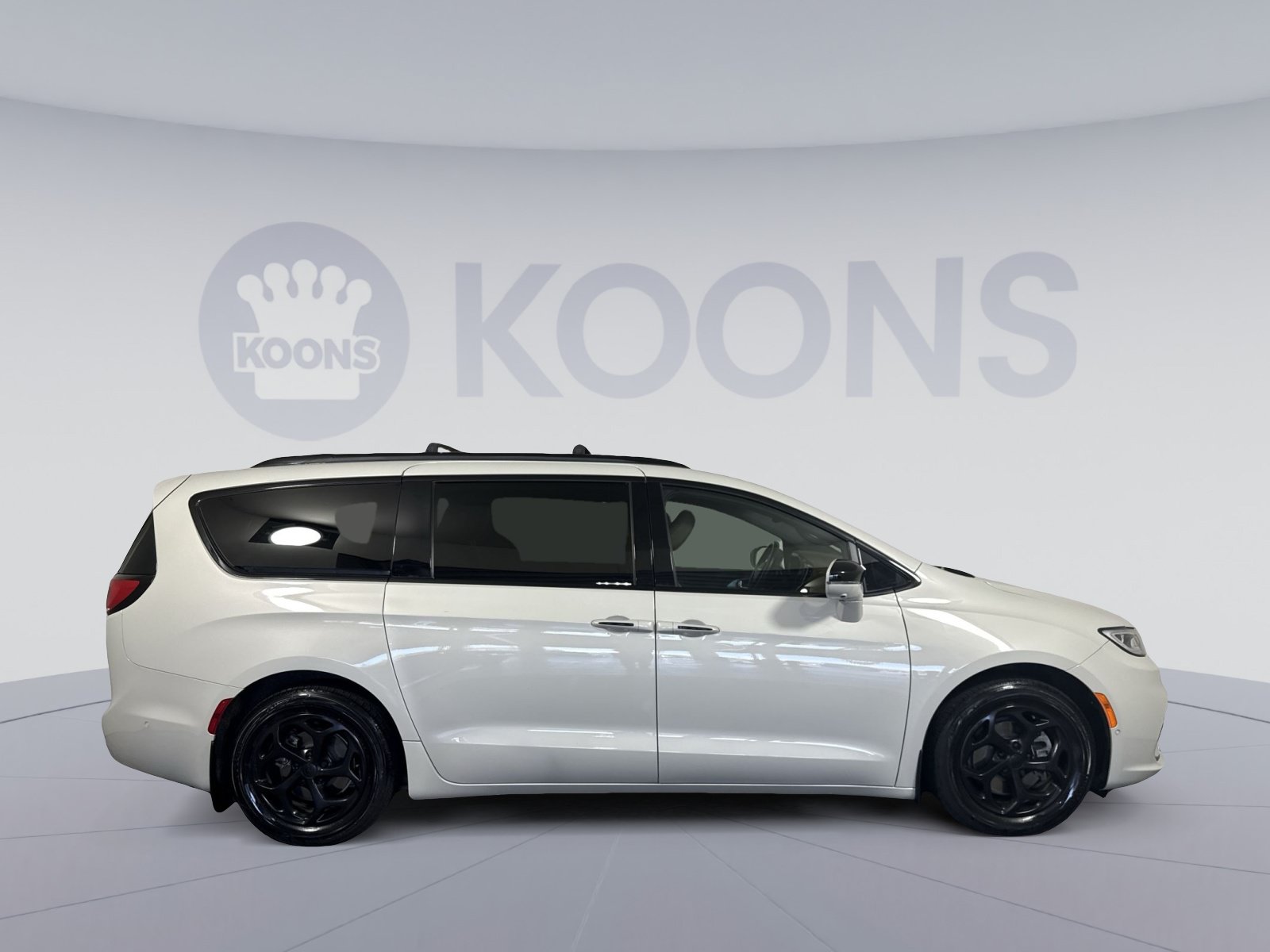 Used 2021 Chrysler Pacifica Limited w/ Uconnect Theater Family Group FWD image 8