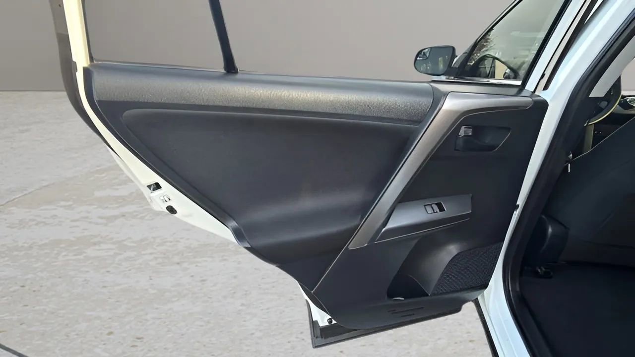 Used 2018 Toyota RAV4 LE image 18