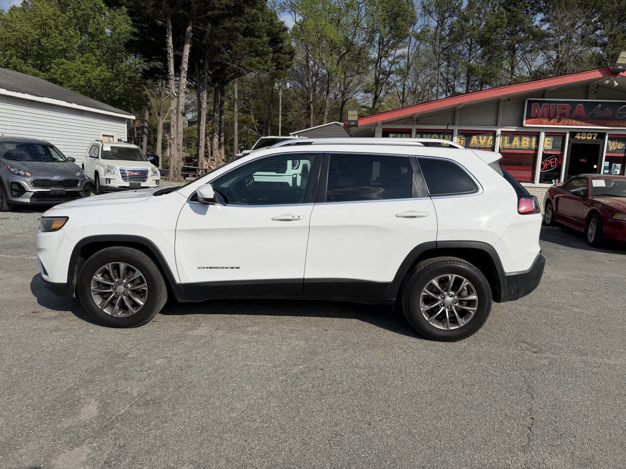 Used 2019 Jeep Cherokee Latitude Plus image 3