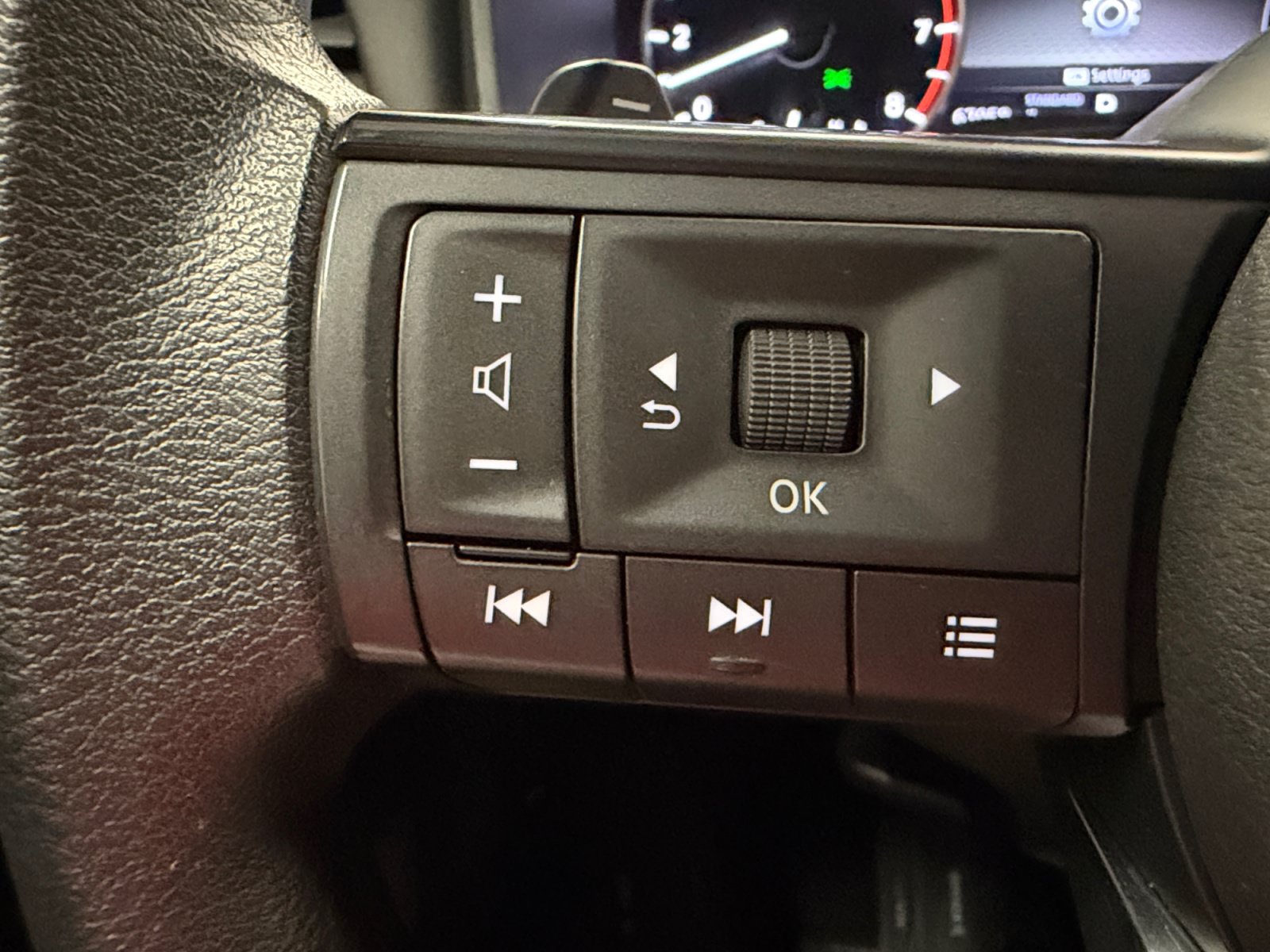 Used 2024 Nissan Rogue S FWD image 18