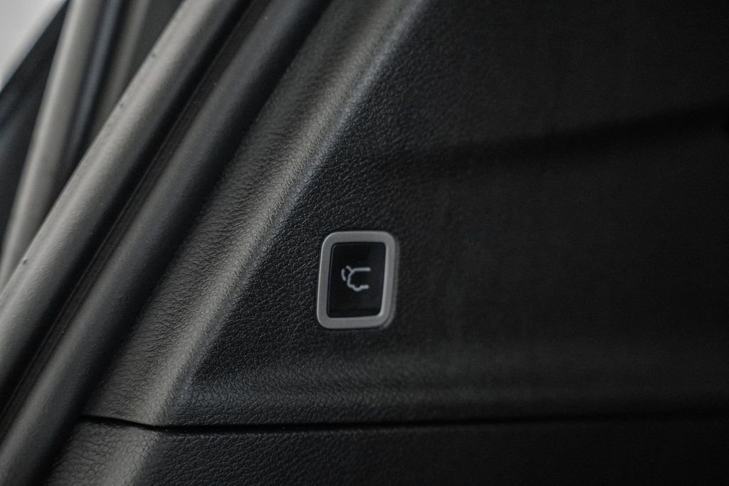 Used 2025 Chrysler Pacifica Select image 11