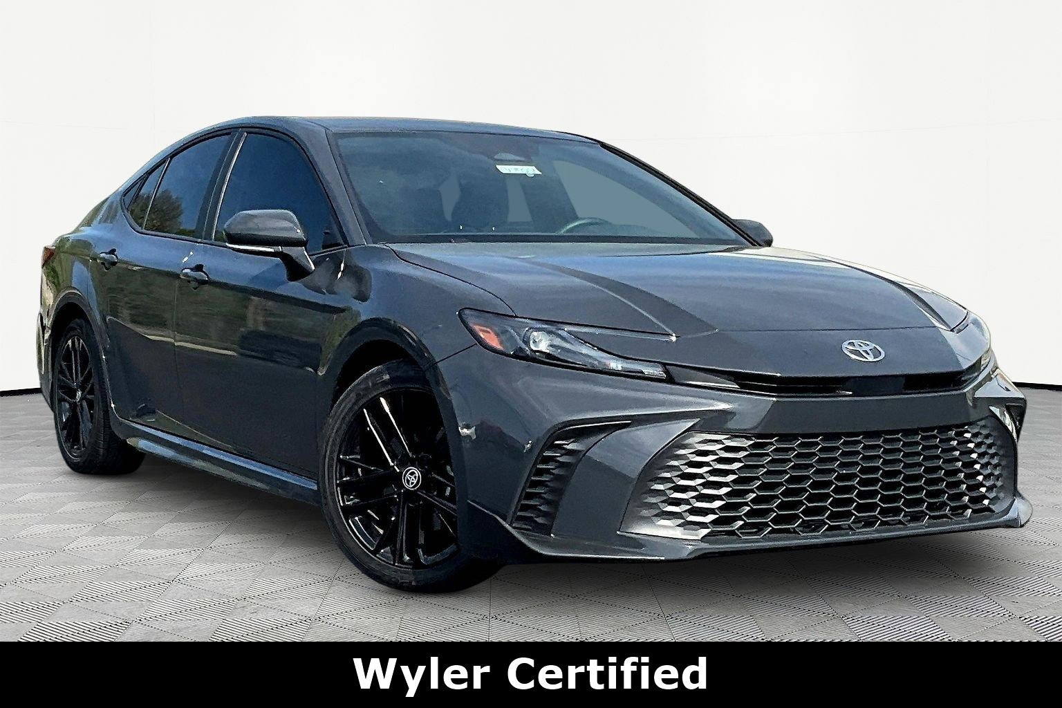 Used 2025 Toyota Camry SE FWD image 3