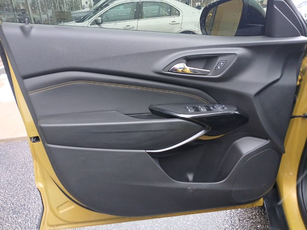 Used 2024 Chevrolet Trax ACTIV w/ Sunroof Package image 10