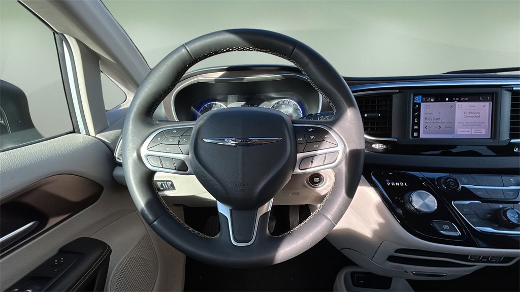 Used 2023 Chrysler Voyager LX image 14