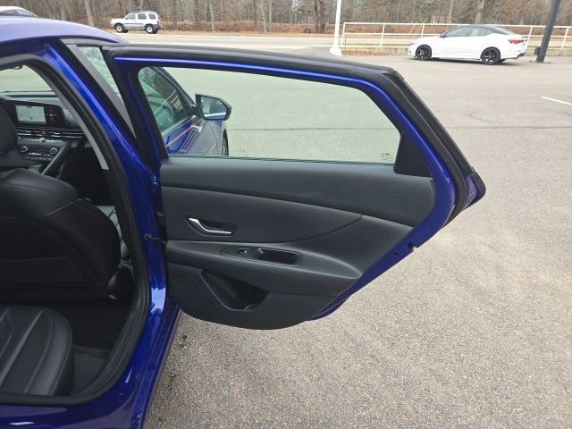 Used 2024 Hyundai Elantra Limited image 28