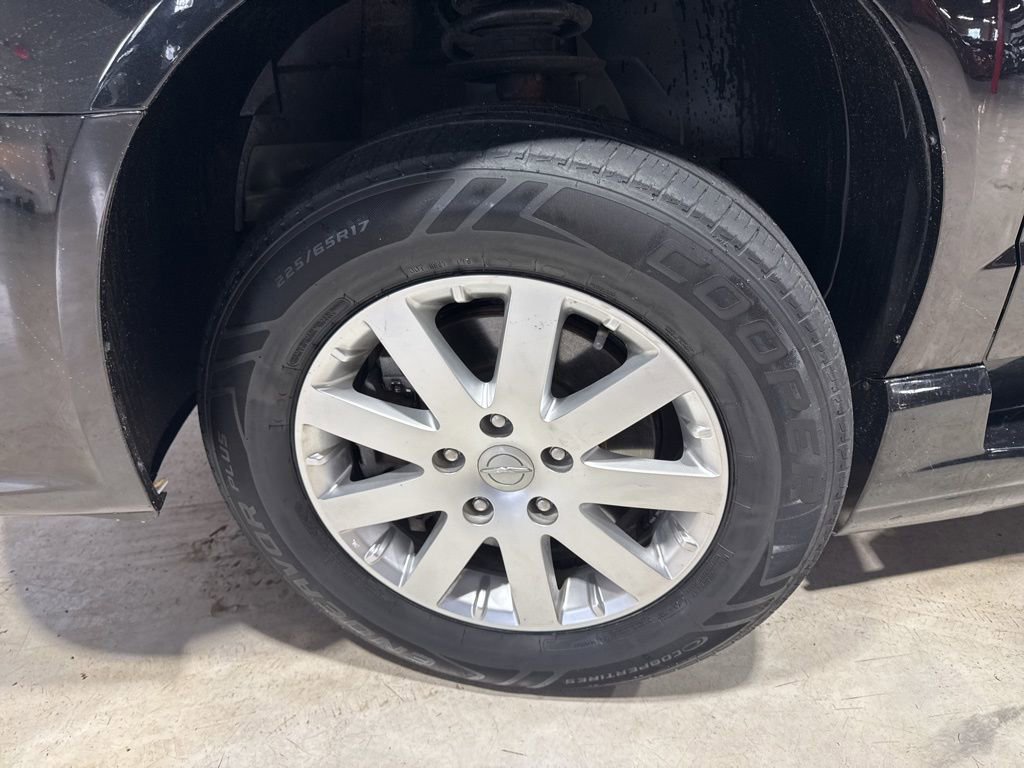 Used 2015 Chrysler Town & Country Touring image 2