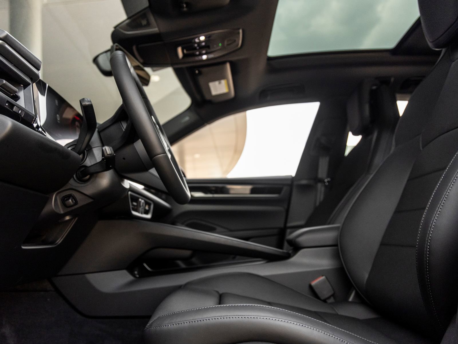 Certified 2025 Porsche Macan Electric image 21