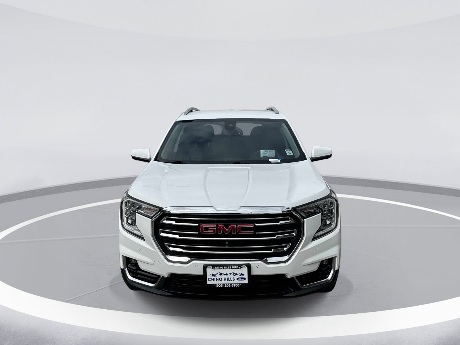 Used 2022 GMC Terrain SLT w/ Infotainment Package II FWD image 2