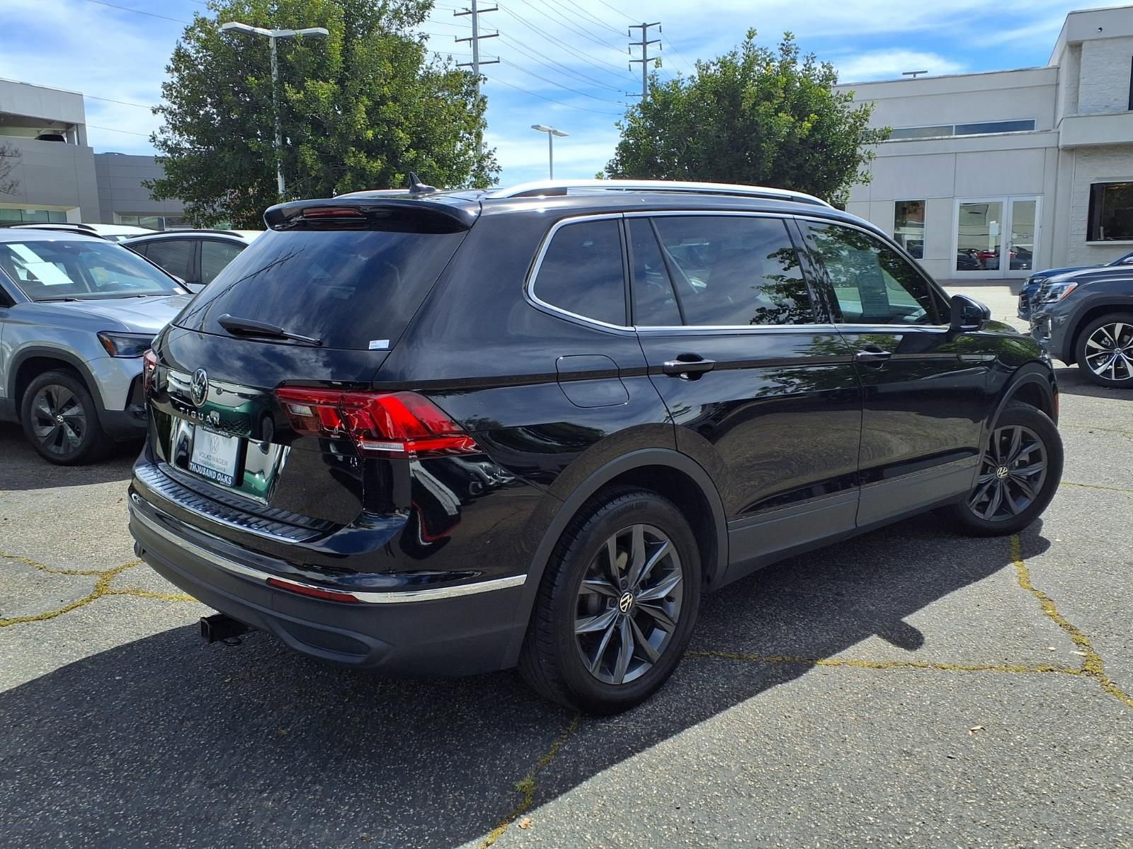 Used 2023 Volkswagen Tiguan SE w/ Panoramic Sunroof Package FWD image 5