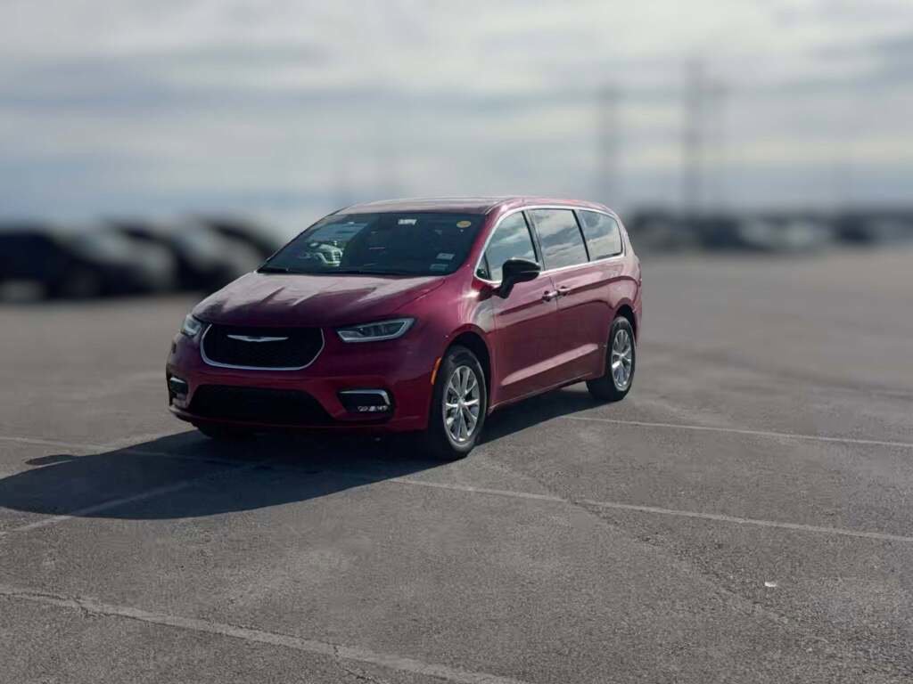 New 2026 Chrysler Pacifica Select image 3