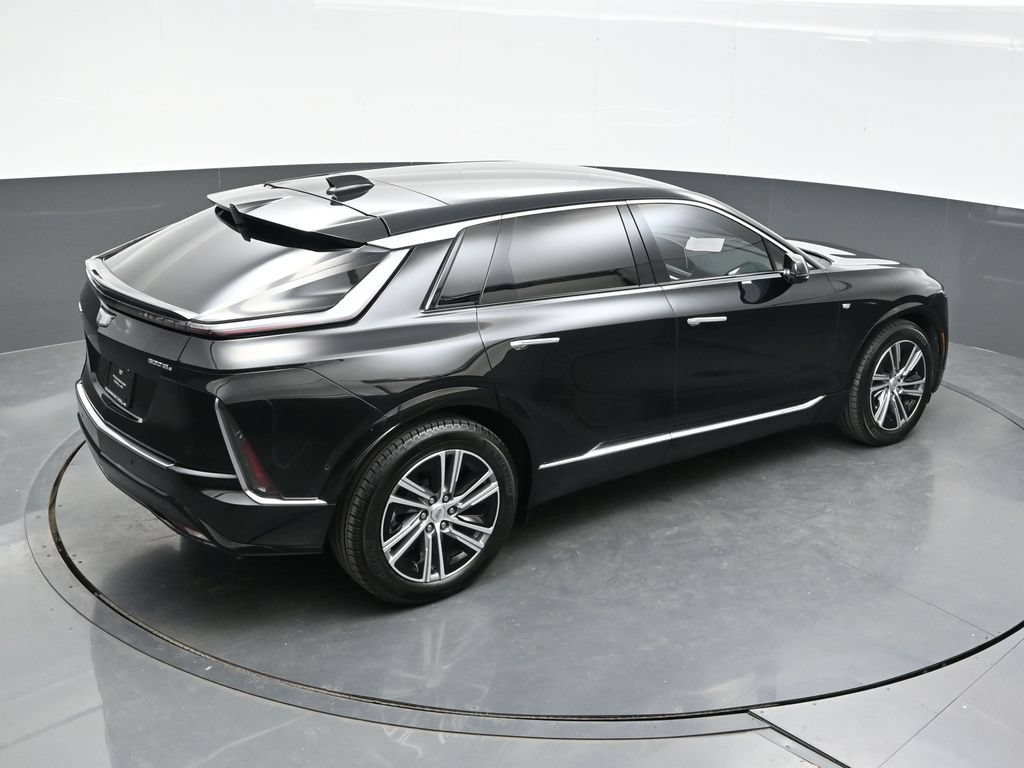 Certified 2024 Cadillac Lyriq Luxury AWD/4WD image 32