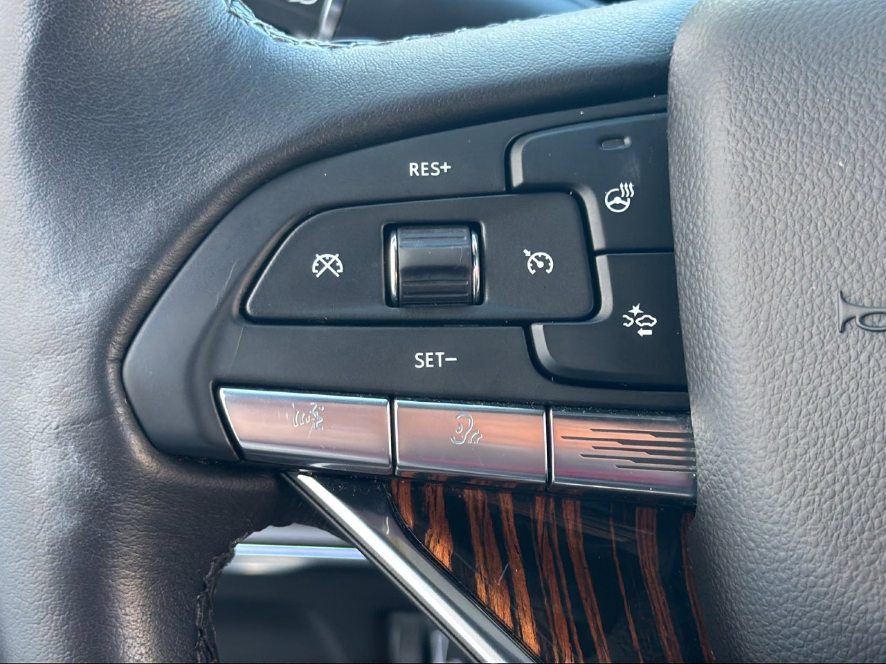 Used 2023 Cadillac Escalade Luxury RWD image 24