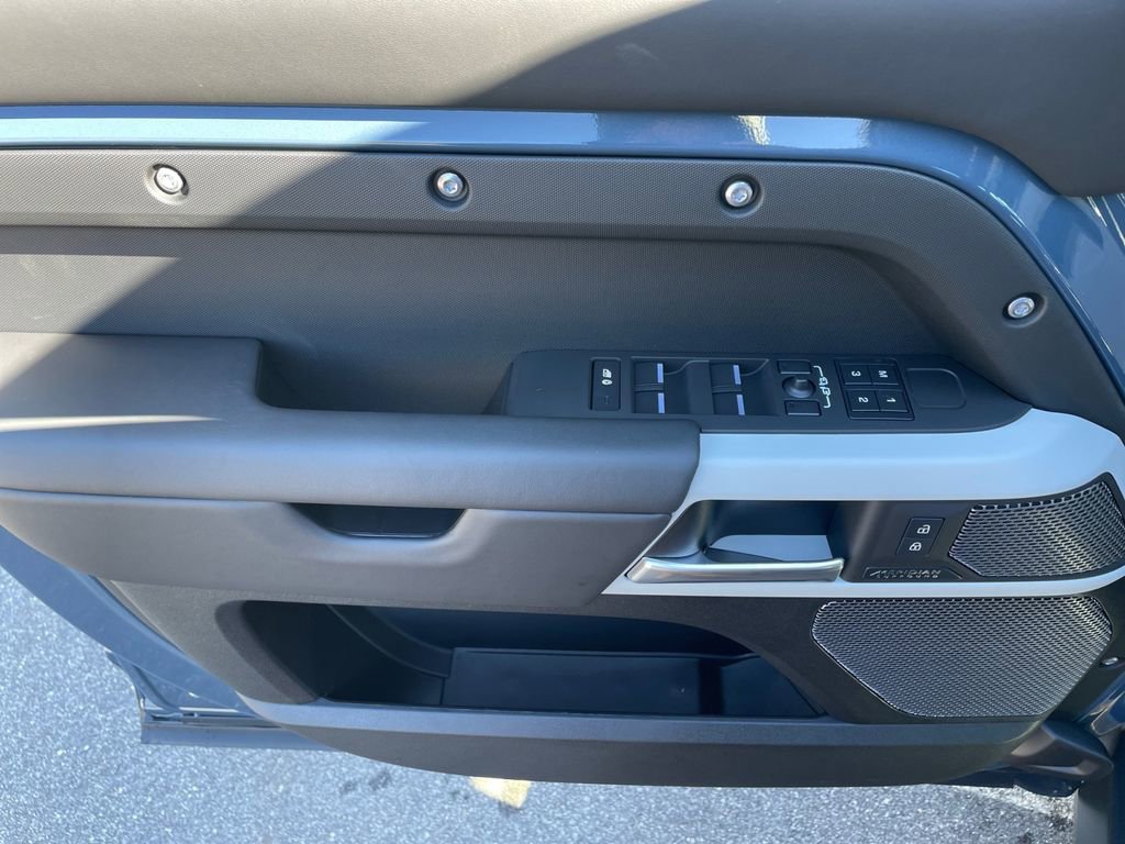 New 2024 Land Rover Defender 110 SE image 10